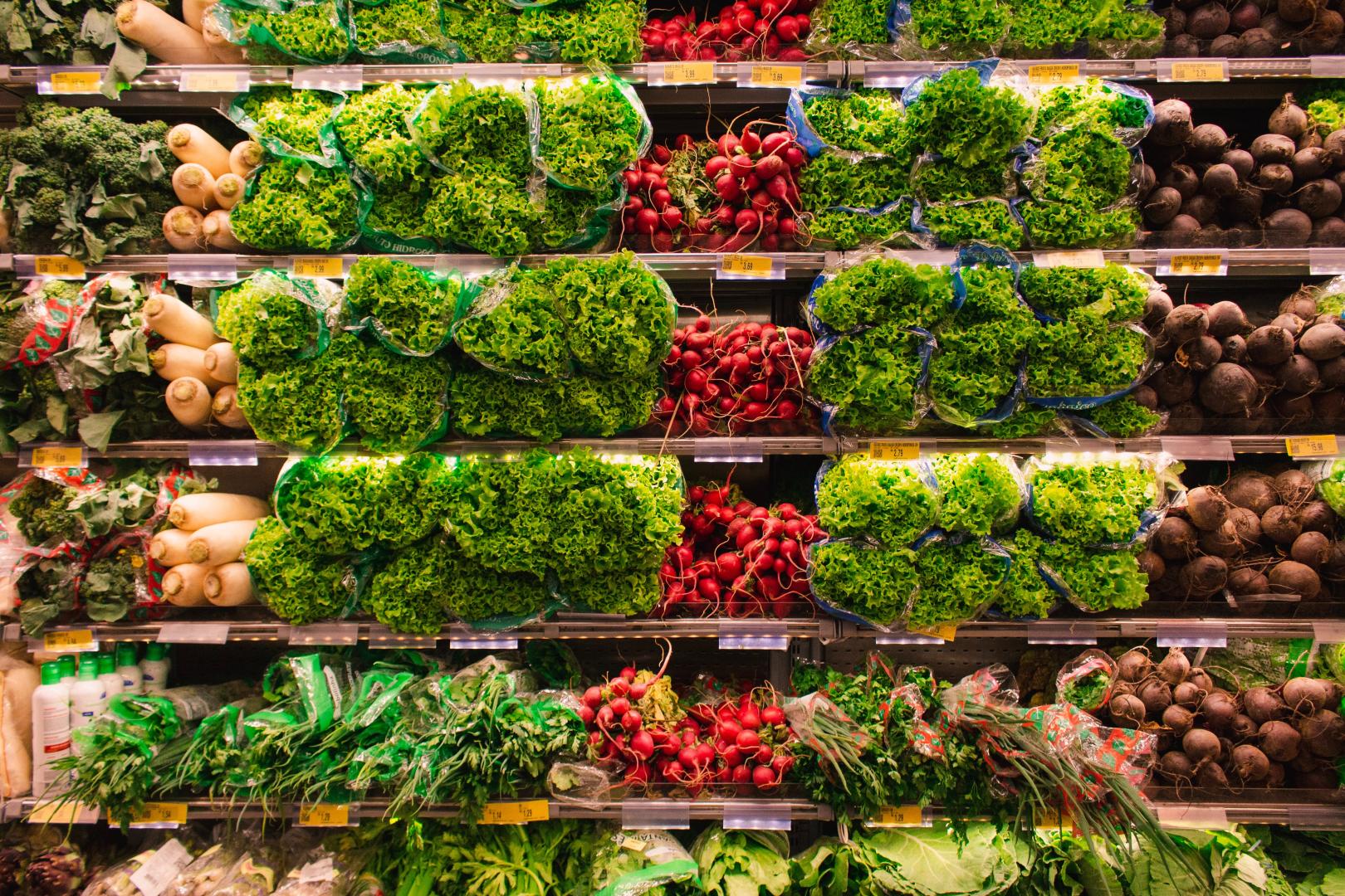 Le rayon des légumes à l'épicerie