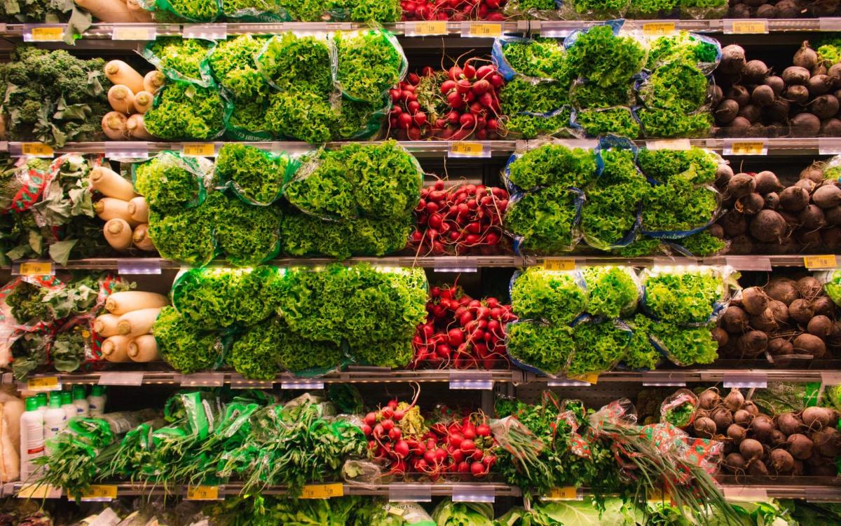 Le rayon des légumes à l'épicerie